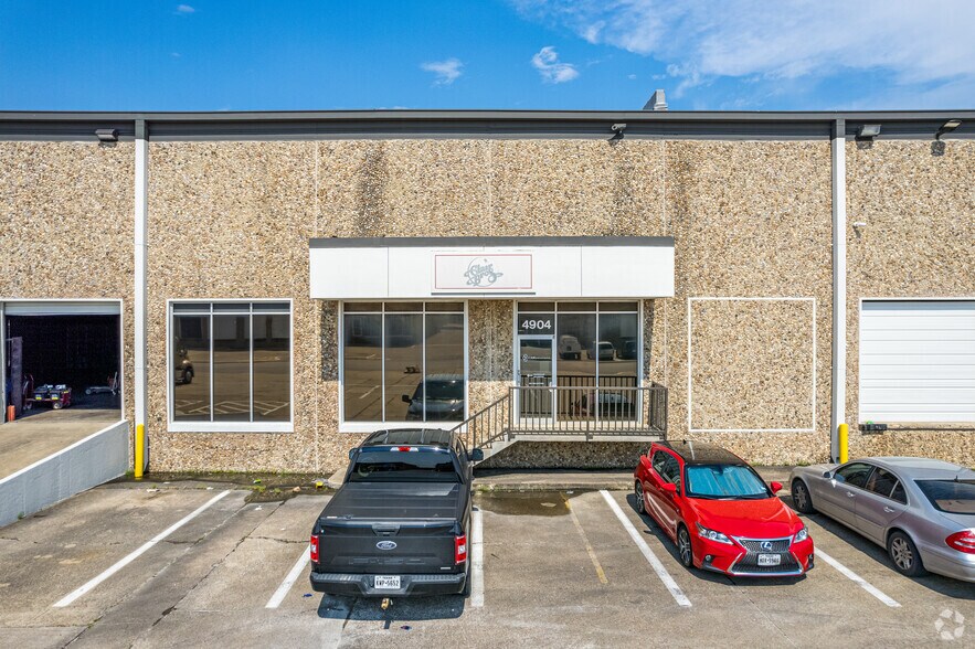 More Photos Of 4900-4930 Sharp St, Dallas Distribution For Lease