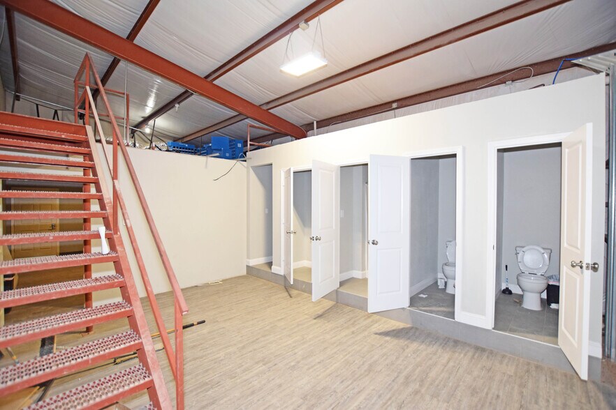 More Photos Of 10503 W County Rd 72, Midland Warehouse For Lease