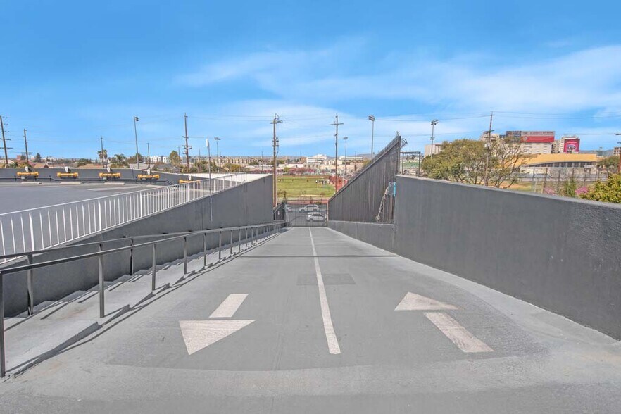 More Photos Of 2250 Maple Ave, Los Angeles Warehouse For Sale