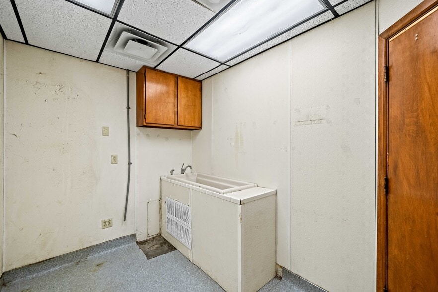 More Photos Of 7902 Slide Rd, Lubbock Veterinarian Kennel For Lease