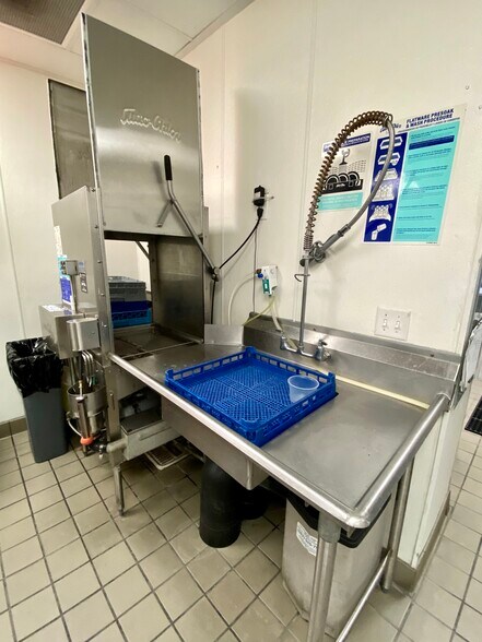 More Photos Of 826 Pico Blvd, Santa Monica Storefront For Sale