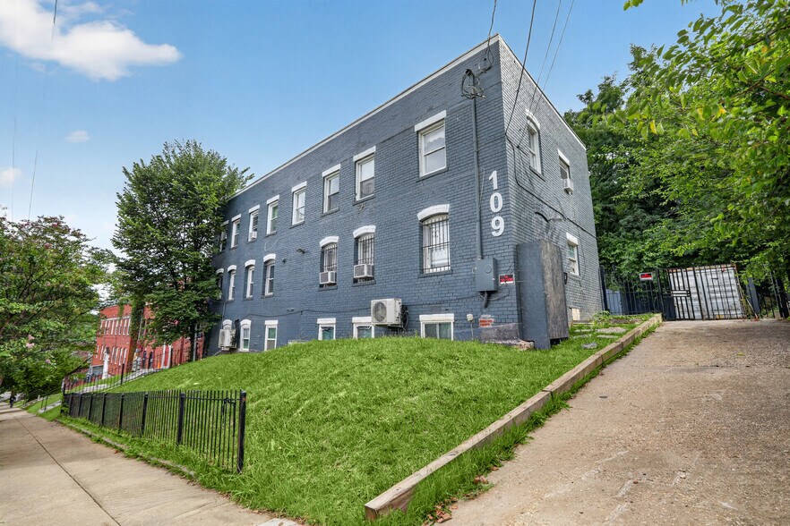 Primary Photo Of 109 Wayne Pl SE, Washington Apartments For Sale