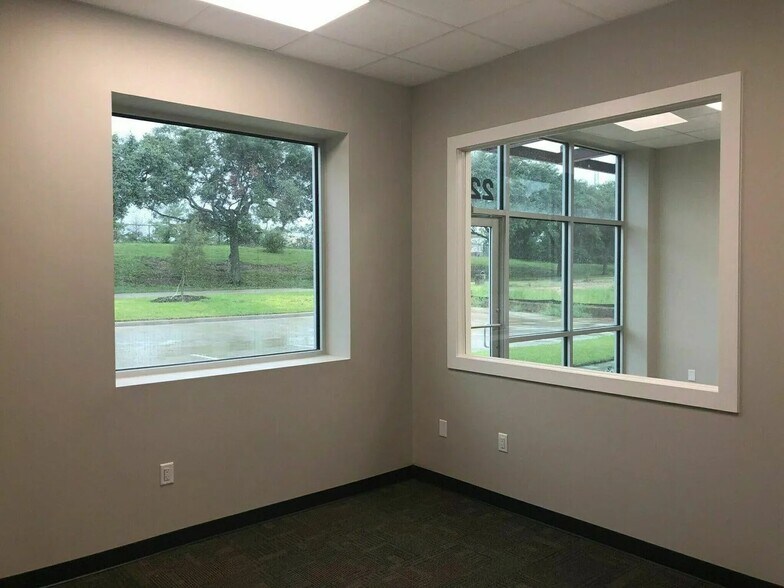 More Photos Of 2525 N Frazier St, Conroe Office For Sale