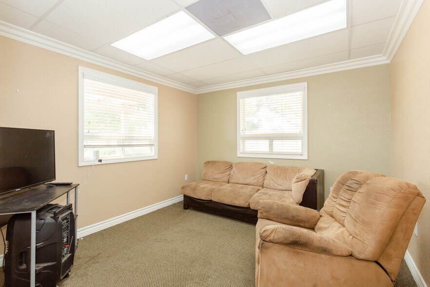 More Photos Of 28101 W Avenue C6, Lancaster Office Residential For Sale