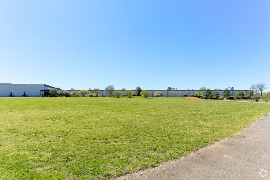 More Photos Of 651 Eagle Rd, Belmont Warehouse For Lease