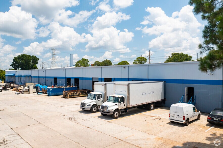 More Photos Of 9842-9860 Currie Davis Dr, Tampa Warehouse For Lease