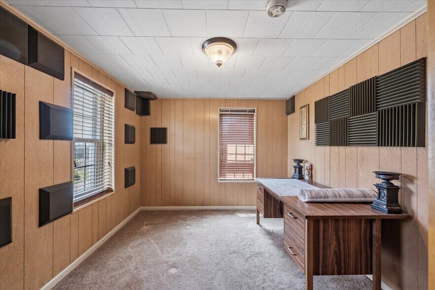 More Photos Of 402 W Moorestown Rd, Nazareth Medical For Sale