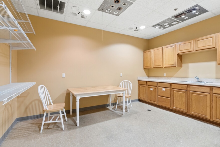 More Photos Of 8180 Earhart Blvd, New Orleans General Retail For Lease