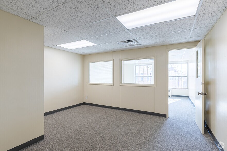 More Photos Of 7364-7390 Reading Rd, Cincinnati Storefront Retail Office For Lease