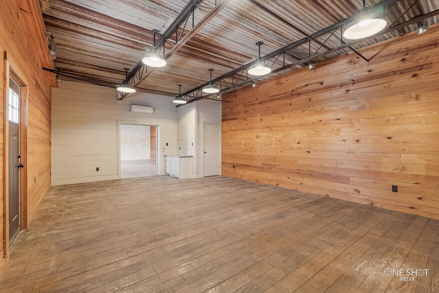 More Photos Of 1929 S Treadaway Blvd, Abilene Showroom For Lease