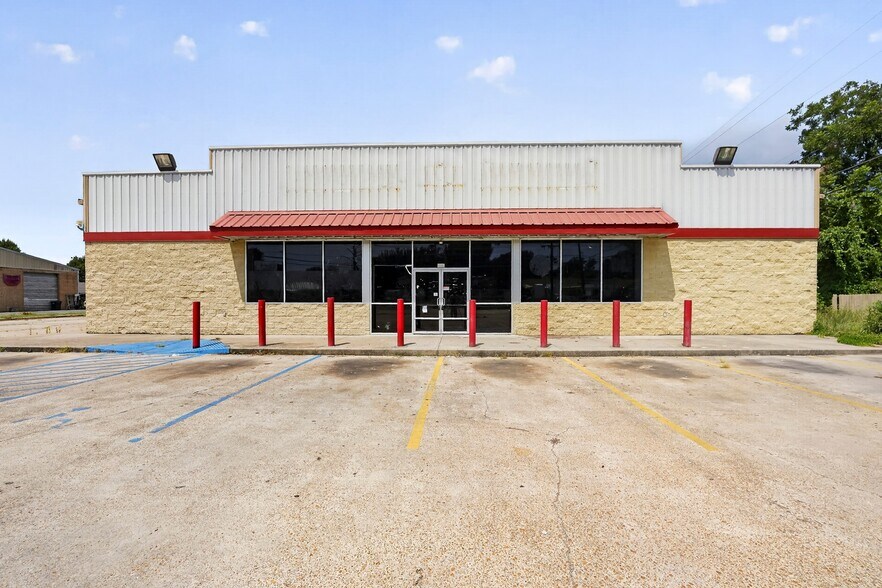 More Photos Of 504 N EE Wallace Blvd, Ferriday Storefront For Sale