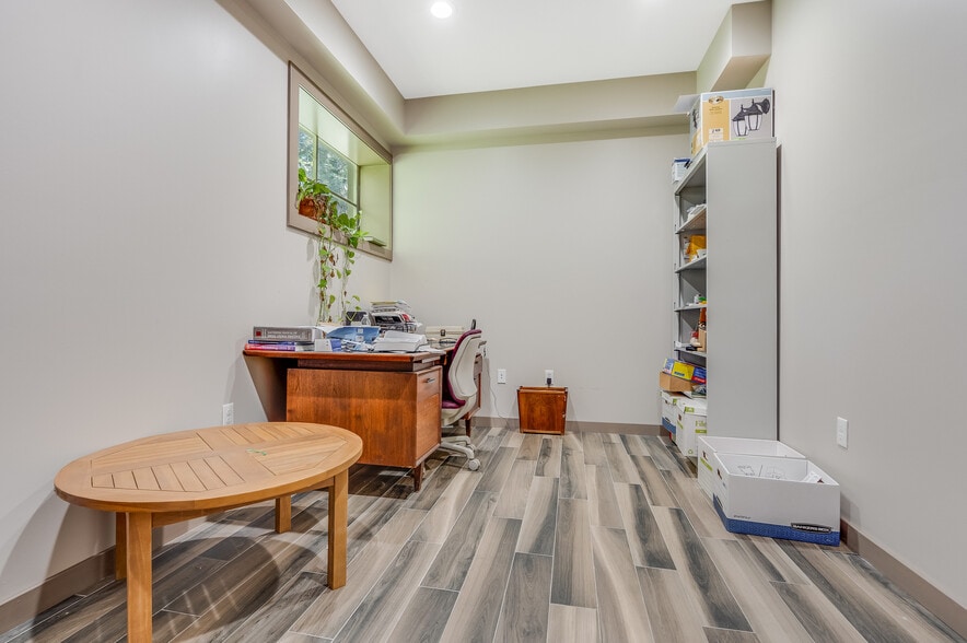 More Photos Of 321 Warren Ave, Stirling Light Manufacturing For Sale