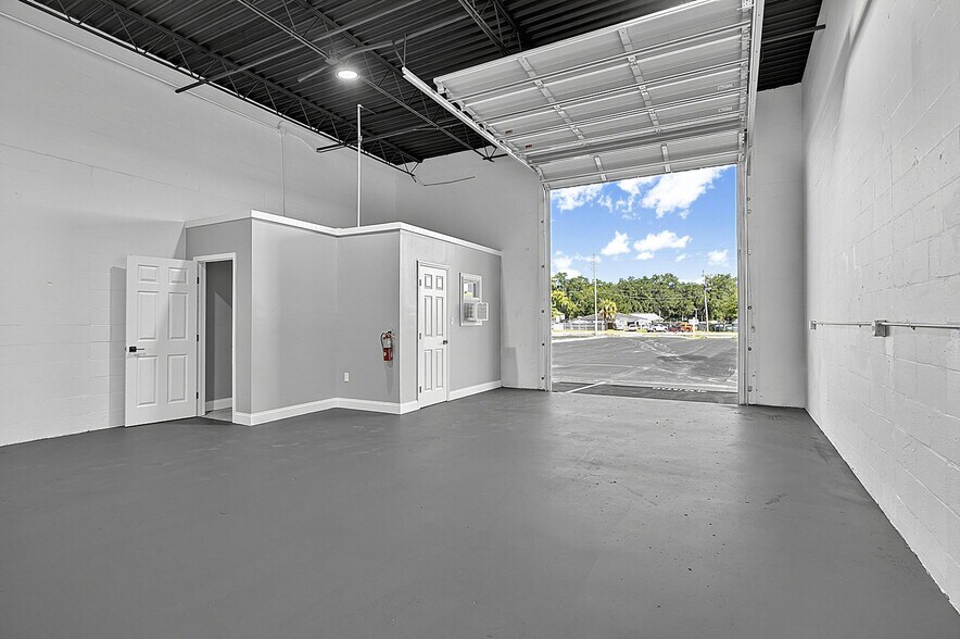 More Photos Of 4926 Old Winter Garden Rd, Orlando Warehouse For Lease