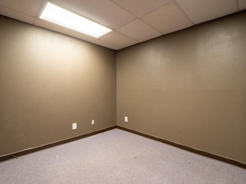 More Photos Of 122 E Carl Albert Pky, Mcalester Office For Sale