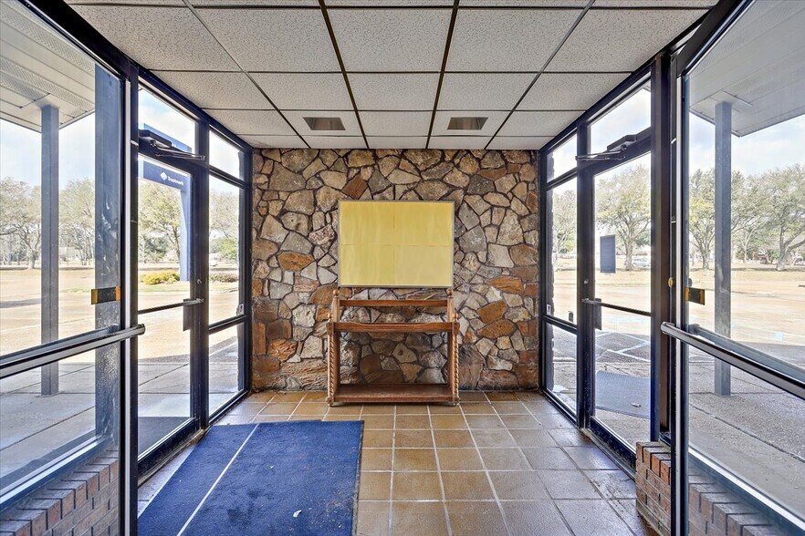 More Photos Of 101 Office Park Dr, Brandon Bank For Lease