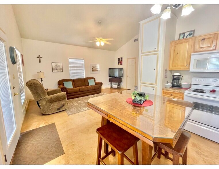 More Photos Of 141 Jeff St, Three Rivers Hotel For Sale