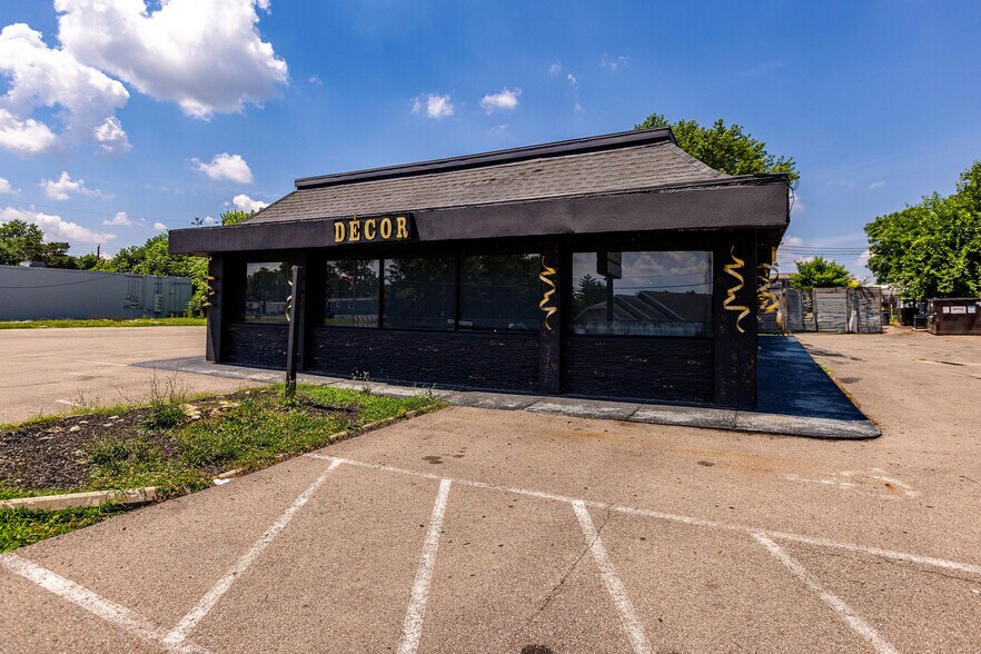 More Photos Of 8021 Hamilton Ave, Cincinnati General Retail For Sale