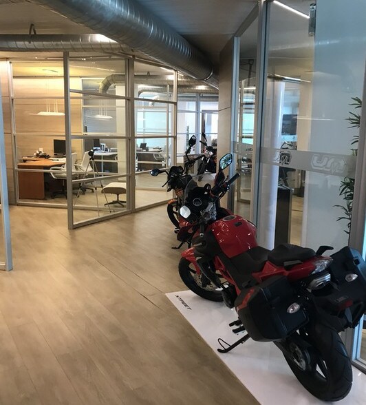 More Photos Of 601 S 21st Ave, Hollywood Showroom For Lease