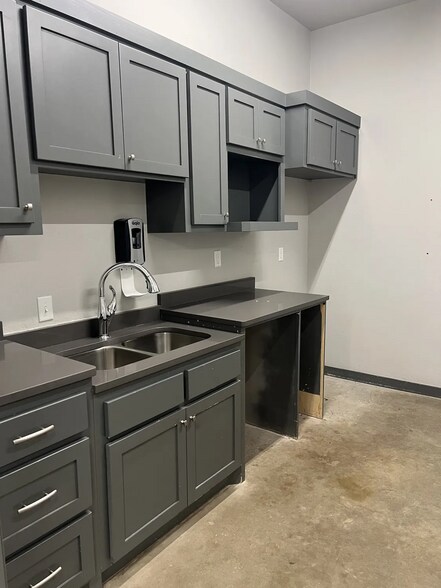 More Photos Of 15200 Traditions Blvd, Edmond Office For Lease