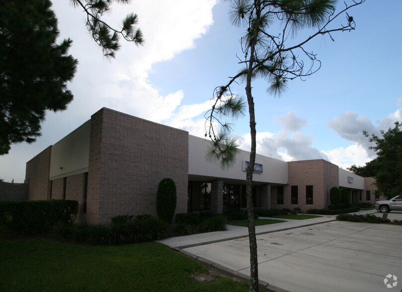 More Photos Of 567-585 Interstate Blvd, Sarasota Showroom For Lease