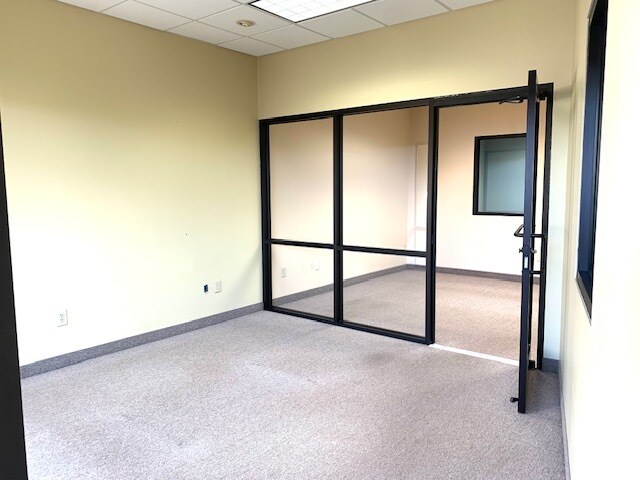More Photos Of 1008 Hutton Ln, High Point Office For Lease