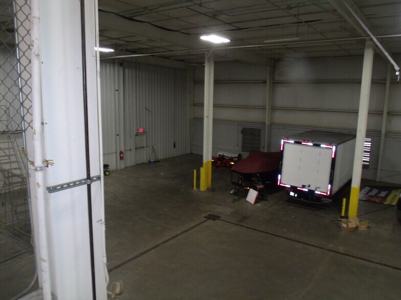 More Photos Of 411 Holmes St, Frankfort Light Distribution For Sale