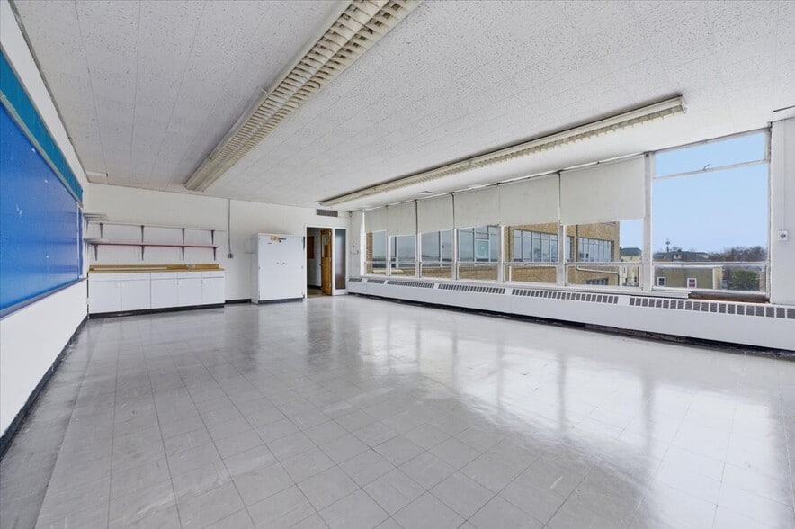 More Photos Of 90 Henry St, Inwood Office For Lease