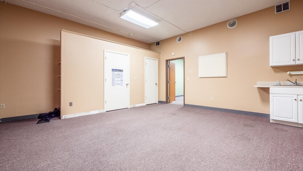 More Photos Of 927 Wheeling Ave, Cambridge Medical For Sale