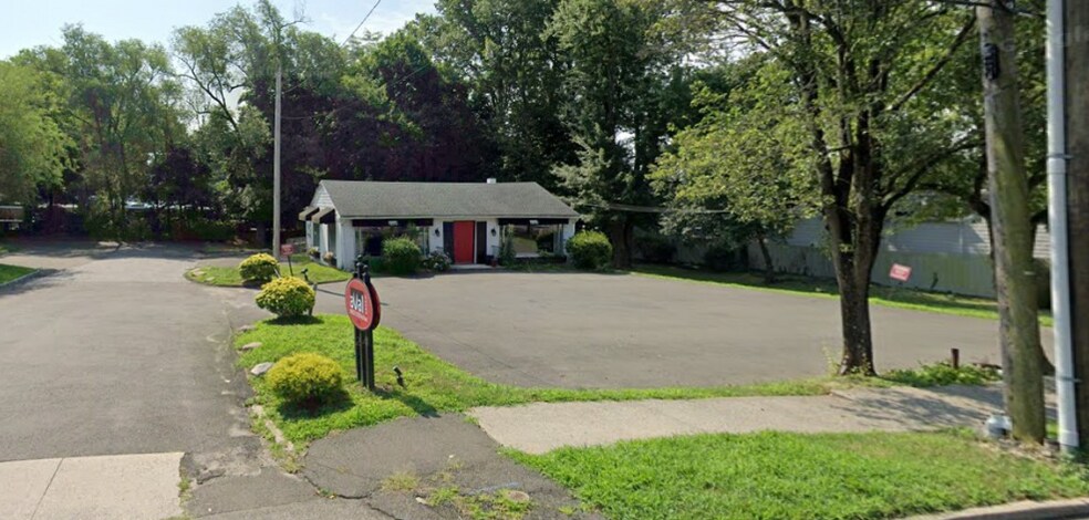 Primary Photo Of 408 Boston Post Rd, Darien Freestanding For Sale