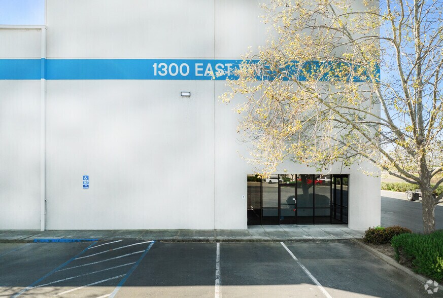 More Photos Of 1300 E Vine St, Lodi Distribution For Lease