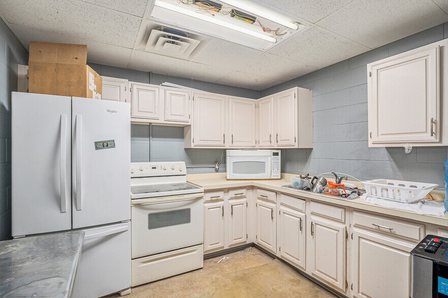 More Photos Of 16745 Dixie Hwy, Davisburg Warehouse For Sale