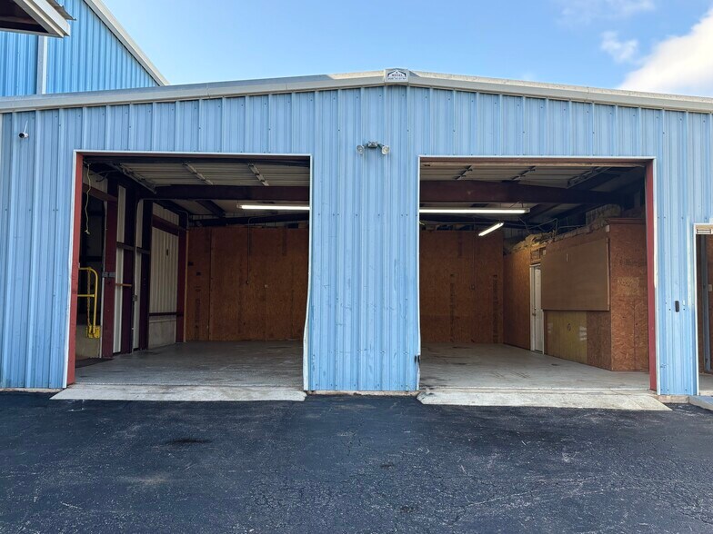 More Photos Of 2340 W R Larson Rd, San Antonio Manufacturing For Lease