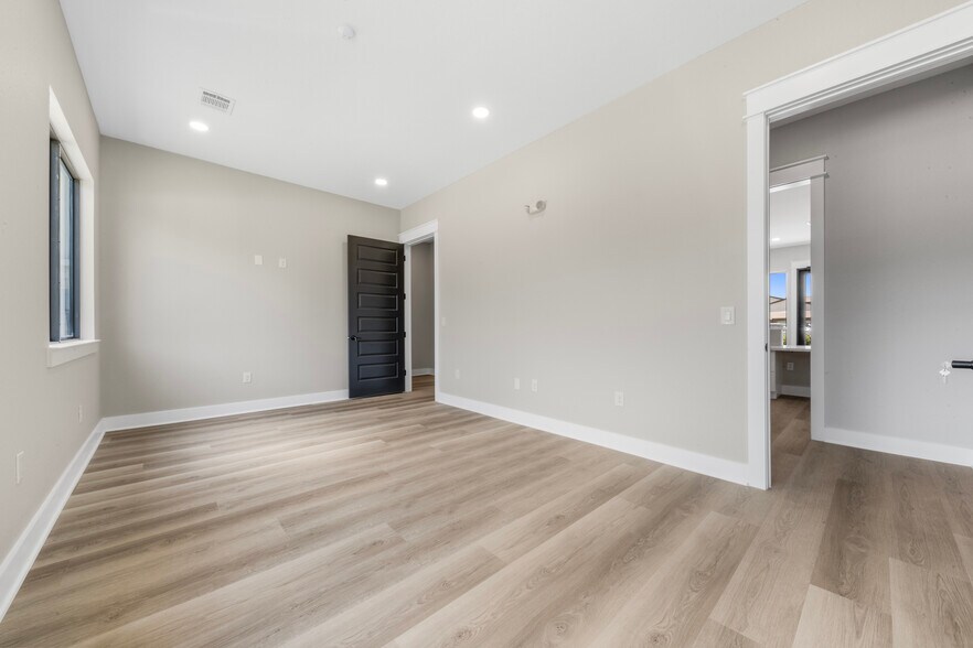 More Photos Of 213 Bella Katy Dr, Katy Medical For Lease