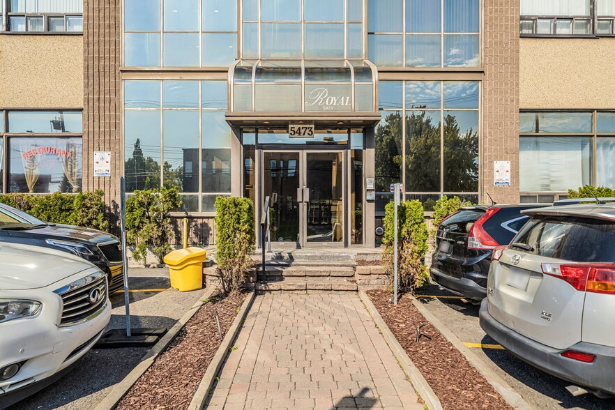 More Photos Of 5473-5475 Av Royalmount, Mont-Royal Warehouse For Lease