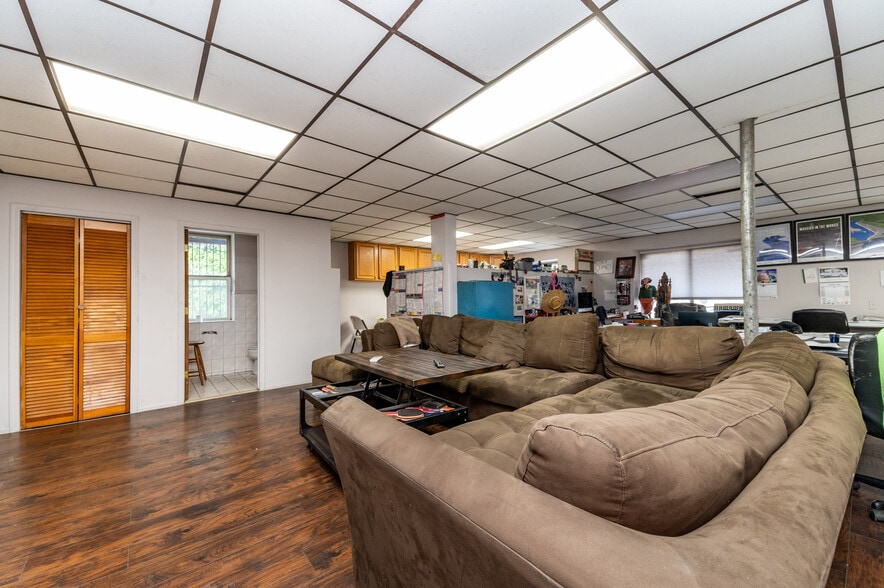 More Photos Of 335-337 E Jersey St, Elizabeth Distribution For Sale