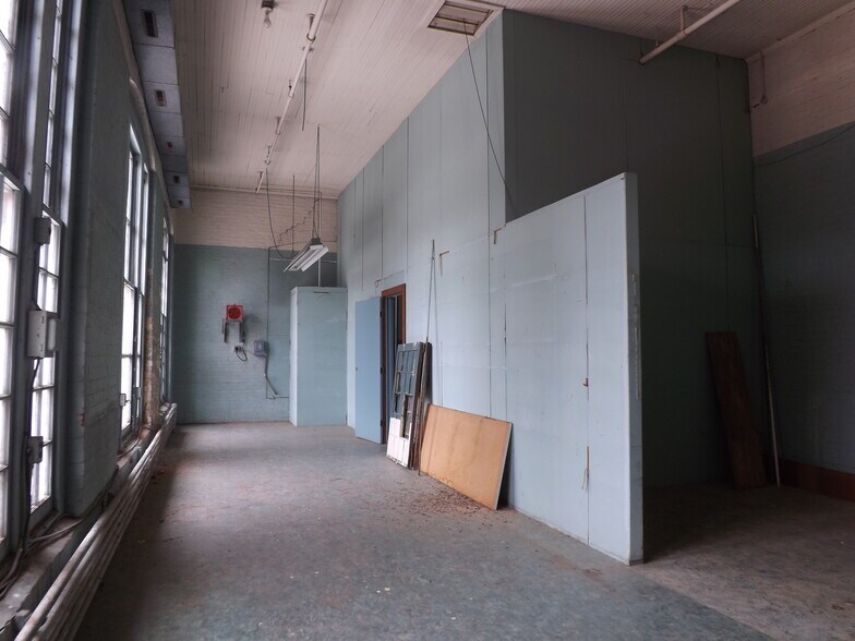 More Photos Of 700 Hepburn St, Milton Showroom For Lease