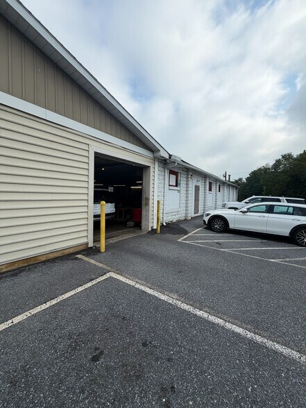 More Photos Of 217 S Main St, Manheim Light Distribution For Sale