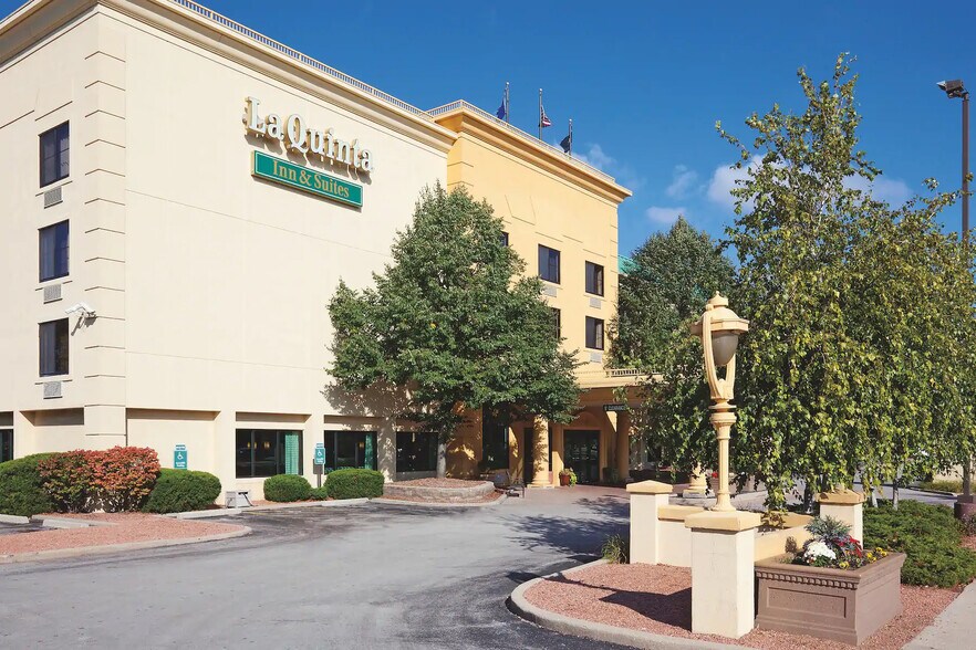 More Photos Of 5423 N Port Washington Rd, Glendale Hotel For Sale