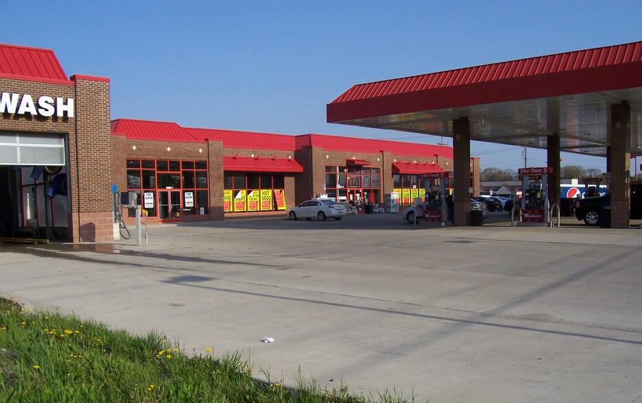 Primary Photo Of 30905-30953 Mound Rd, Warren Service Station For Lease