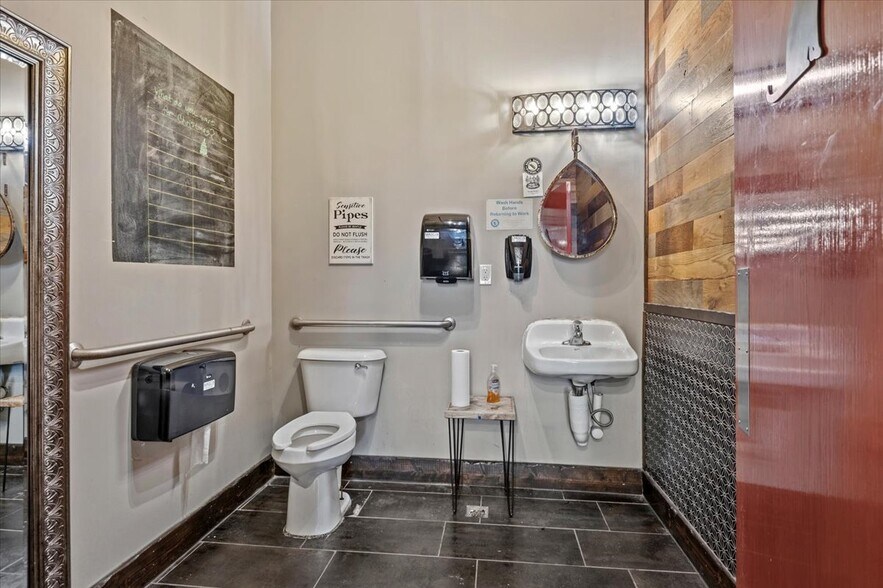 More Photos Of 406 E Adams St, Springfield Storefront Retail Residential For Sale