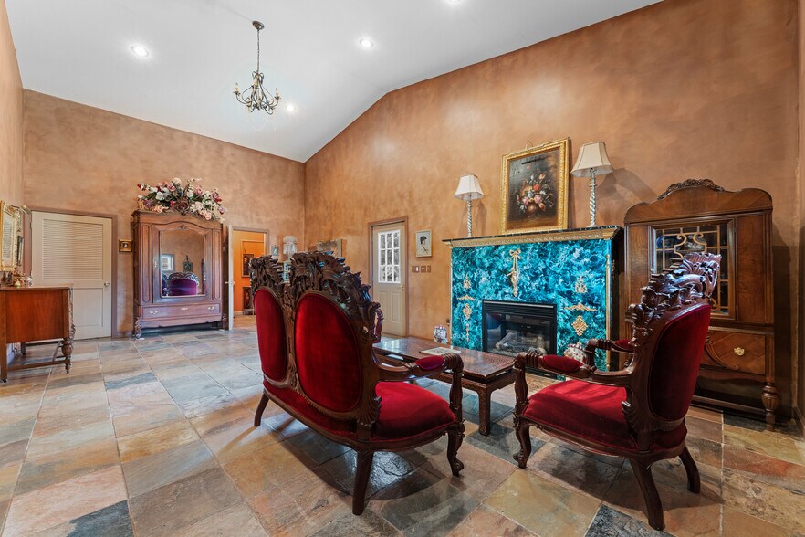 More Photos Of 550 Warner rd, Vienna Specialty For Sale
