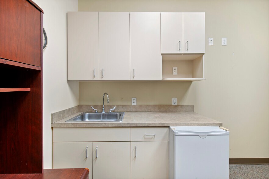More Photos Of 7065 Westpointe Blvd, Orlando Office For Sale