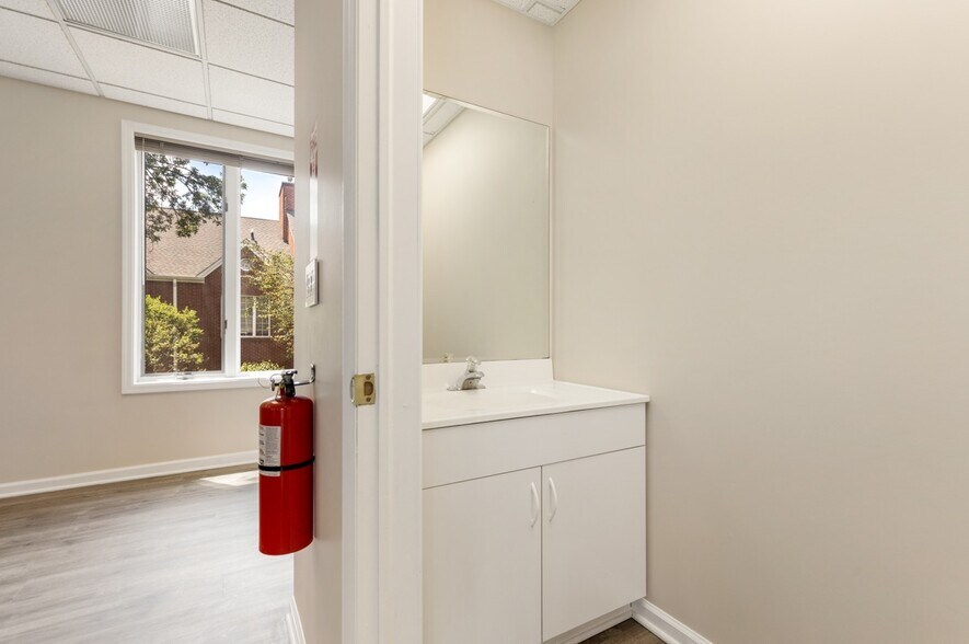 More Photos Of 812-824 Courtyard Dr, Hillsborough Medical For Lease