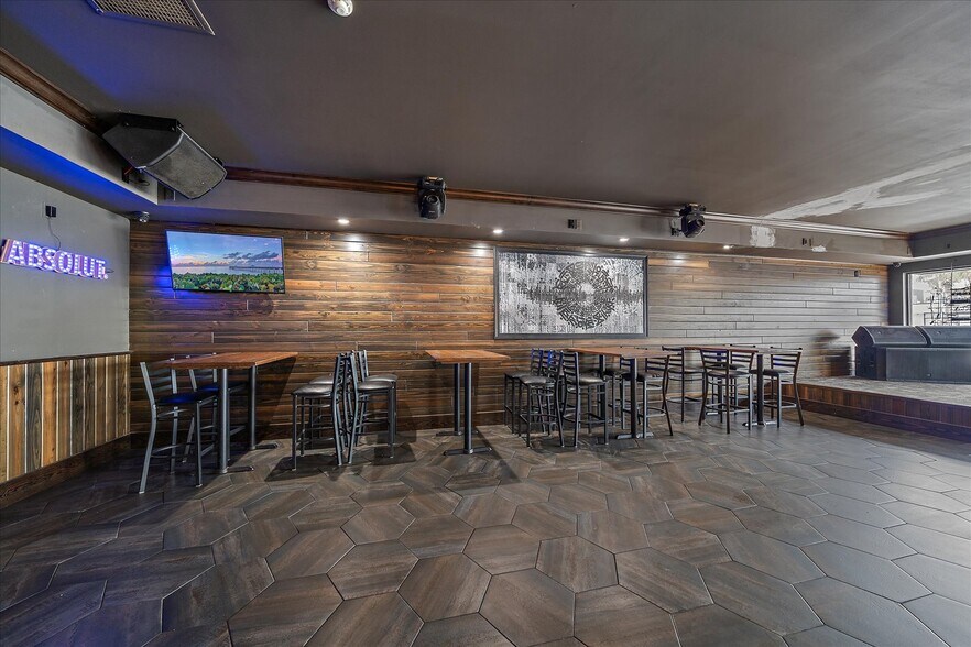More Photos Of 6523 Gateway Ave, Sarasota Bar For Lease