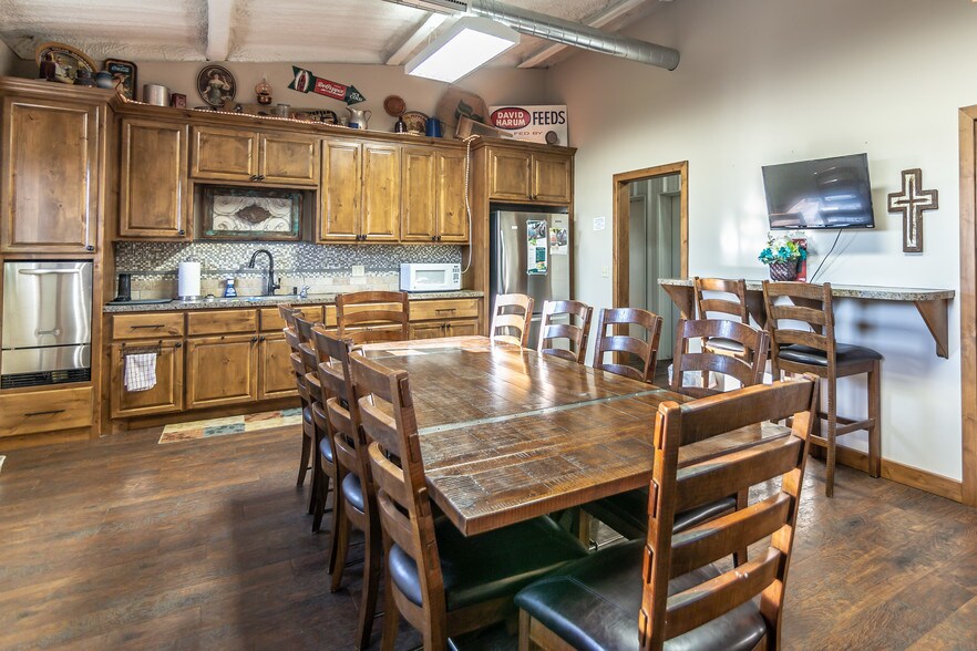 More Photos Of 1520 E Eagle Rd, Weatherford Light Manufacturing For Sale