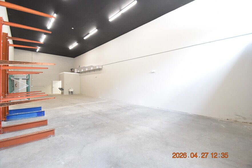 More Photos Of 4403 E Columbus Dr, Tampa Light Manufacturing For Lease