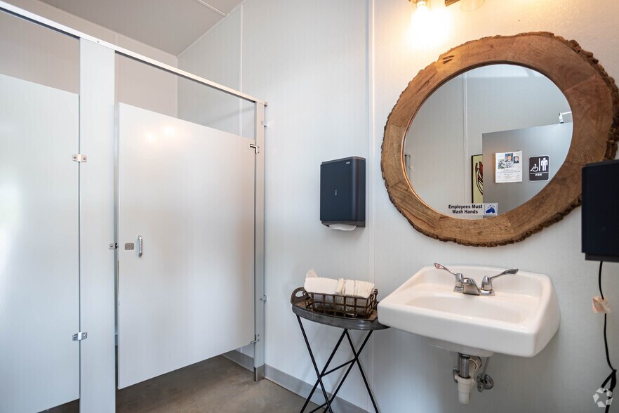 More Photos Of 7147 Lake Bluff Rd, Wolcott Restaurant For Sale