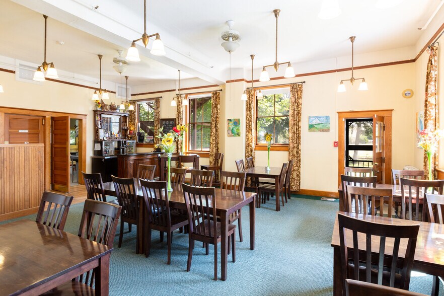 More Photos Of 40 SE Heimrich St, Dufur Hotel For Sale