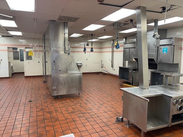 More Photos Of 4899 E 8 Mile Rd, Warren Freestanding For Sale