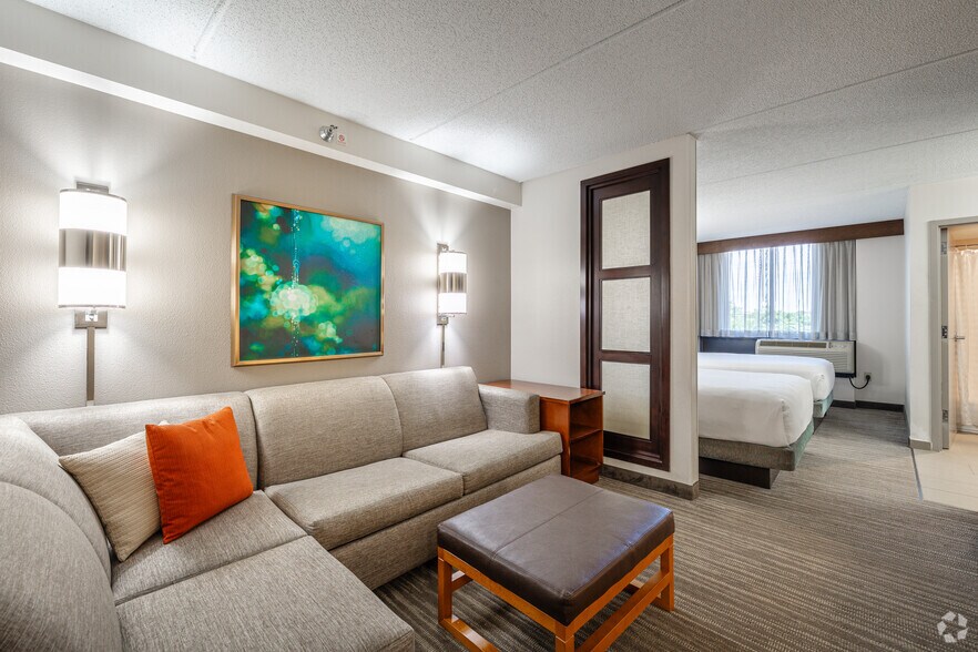 More Photos Of 1851 McConnor Pky, Schaumburg Hotel For Sale